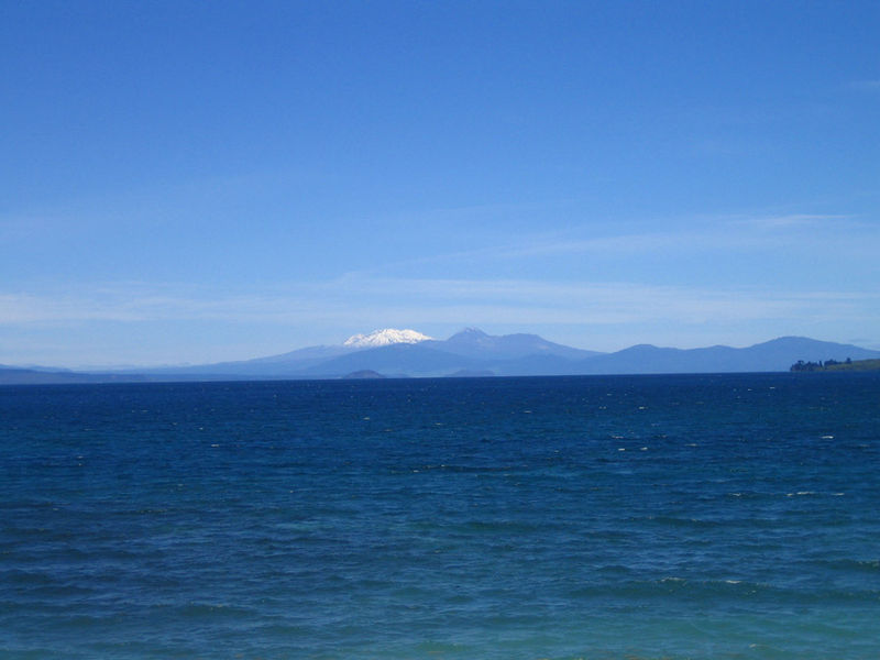 File:Lac Taupo.JPG