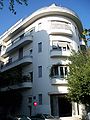 Η πολυκατοικία Λαναρά επίσης στην Κυψέλη, ένα από τα πρώτα και καλύτερα δείγματα της πολυκατοικίας στην Αθήνα. Κτισμένη το 1938.