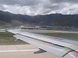 Lhasa Gonggarin lentoasema sijaitsee Gonggarin piirikunnassa Shannanissa.