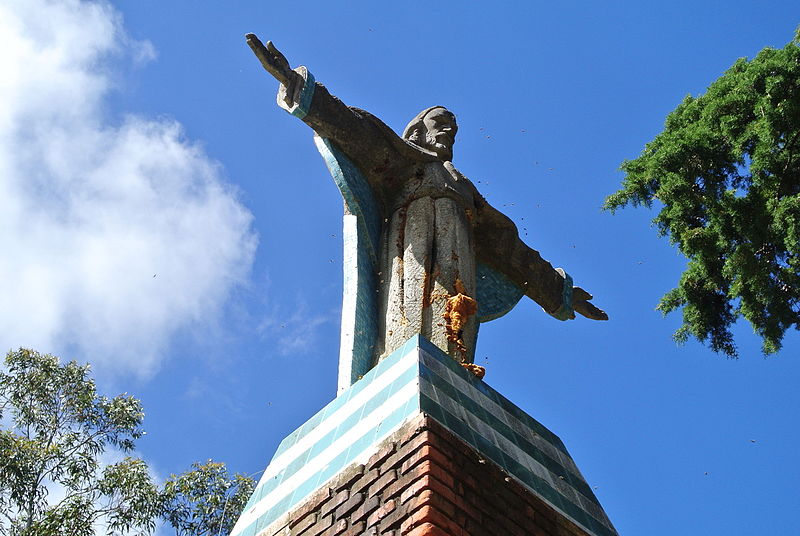 File:Las Flores -Castillo Pittamiglio Estatua Cristo.JPG