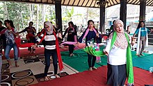 Sri Winarti, Maestro Tari Topeng Lengger (Putri) mengajar Gambyong Lengger tahun 2019 di Pendapa Kertojanti, Giyanti, Kadipaten, Selomerto