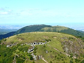 Widok Puy de Clierzou z Grand Suchet z Puy des Goules i Grand Sarcouy w tle.