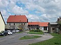 Herrenhaus des Rittergutes, dazu Wirtschaftsgebäude und Sitznischenportal an seitlicher Mauer