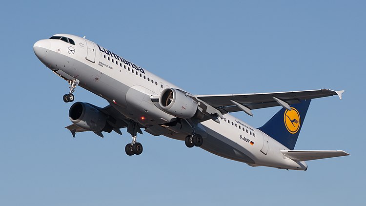 Airbus A320-211 авиакомпании «Люфтганза» производит вылет из аэропорта Штутгарта (Германия)