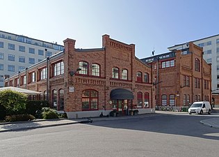 Fabriksbyggnader från 1916 (närmast) och 1908.