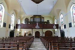 Vue intérieure de la nef vers la tribune d'orgue