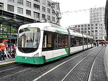 Straßenbahn der Bauart Variobahn auf dem Bahnhofsvorplatz