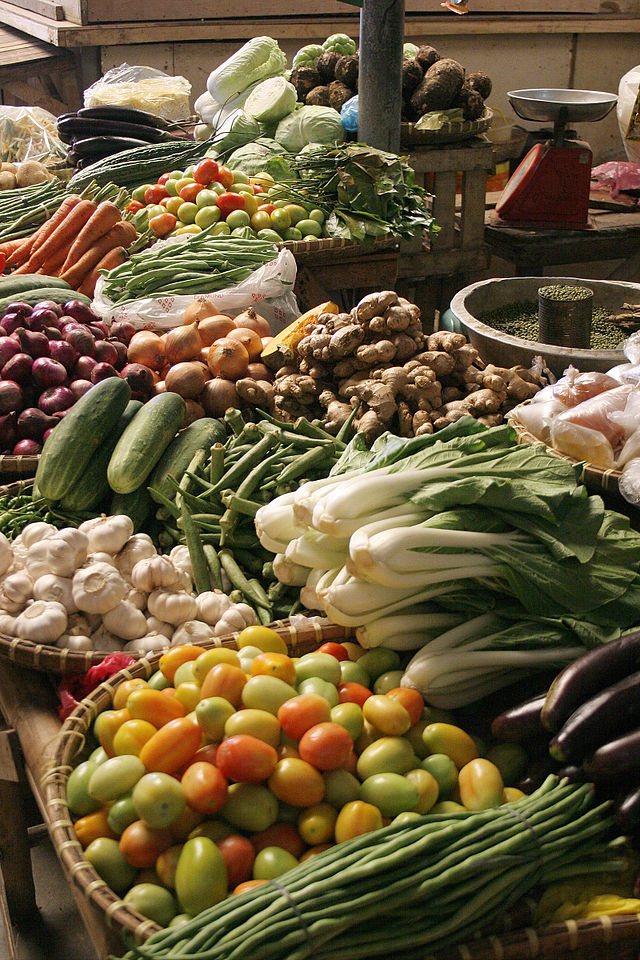 https://upload.wikimedia.org/wikipedia/commons/thumb/2/24/Marketvegetables.jpg/640px-Marketvegetables.jpg