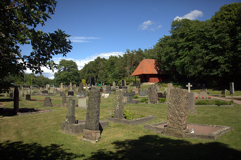File:Marstrands kyrkogård på Koön.jpg