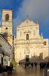 Veduta della Basilica di S. Martino in piazza Plebiscito
