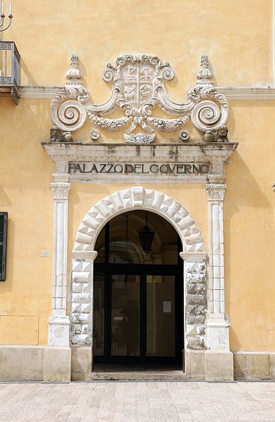 File:Matera, portale prefettura.jpg