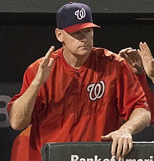 Matt Williams golpea la baranda del dugout con los Nacionales de Washington.