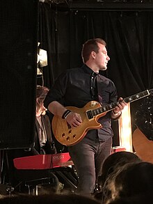 Matius Tonner melakukan gitar listrik di atas panggung di 2020.jpg