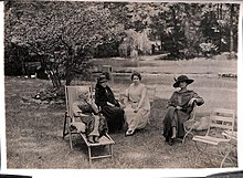 Photographie de 1920 représentant Mel Bonis dans une chaise longue accompagnée de trois amies.