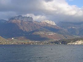 Lac d'Annecy'den görülen Menthon-Saint-Bernard