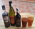 Català: Mentira amb llimó de Cocentaina (Ibense). A la dreta, got només amb aigua-llima, a l'esquerra, got amb el granissat mesclat amb el café-licor.