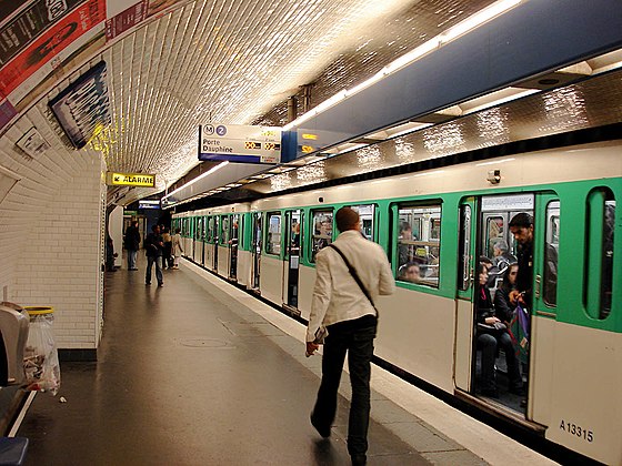 En metro. Метро Парижа. Метро Париж place de Clichy. Metro Paris porte de Clichy. Станции парижского метрополитена.