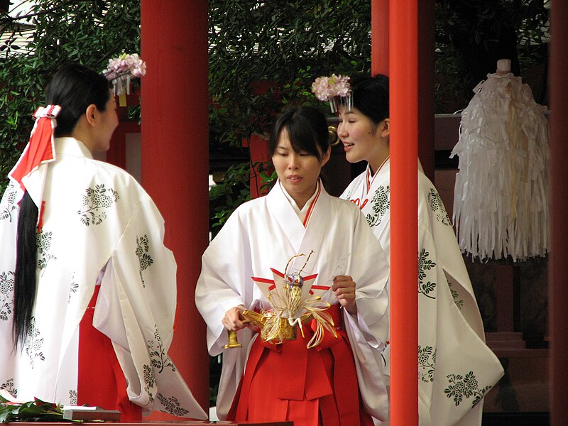 800px Miko at Ikuta Shrine