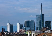 Orizontul din Milano cu Unicredit Tower și Bosco Verticale.jpg