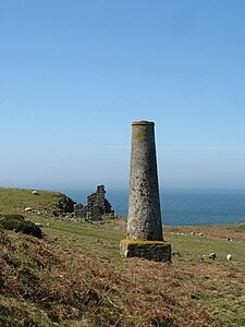 Vestiges de la cheminée d'une ancienne mine de cuivre à Anglesey, pays de Galles (fin XVIIIe siècle).