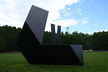 Geometryczna rzeźba żelazna w parku na świeżym powietrzu