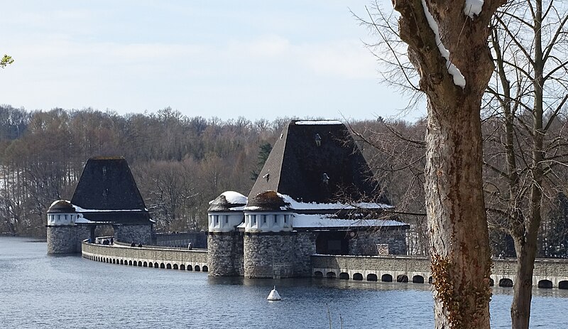 File:Moehnesee Lake side view 01.jpg