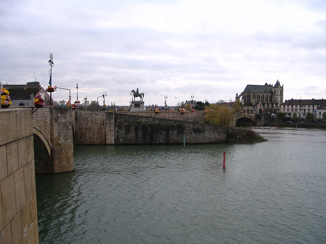 File:Montereau-Fault-Yonne - City center seen from North bank - 1.jpg