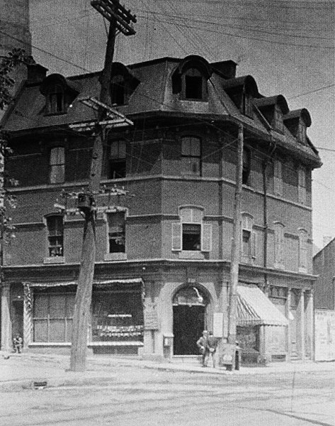 File:Montréal, vers 1908. Coin Nord-Est des rues Saint-Antoine et de la Montagne. (6803999532).jpg