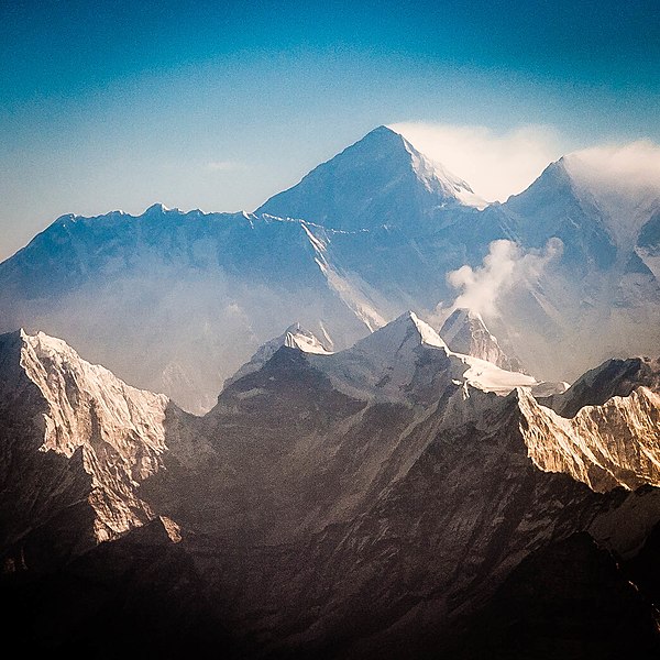 Everest and Lhotse from the south: in the foreground are Thamserku, Kangtega, and Ama Dablam