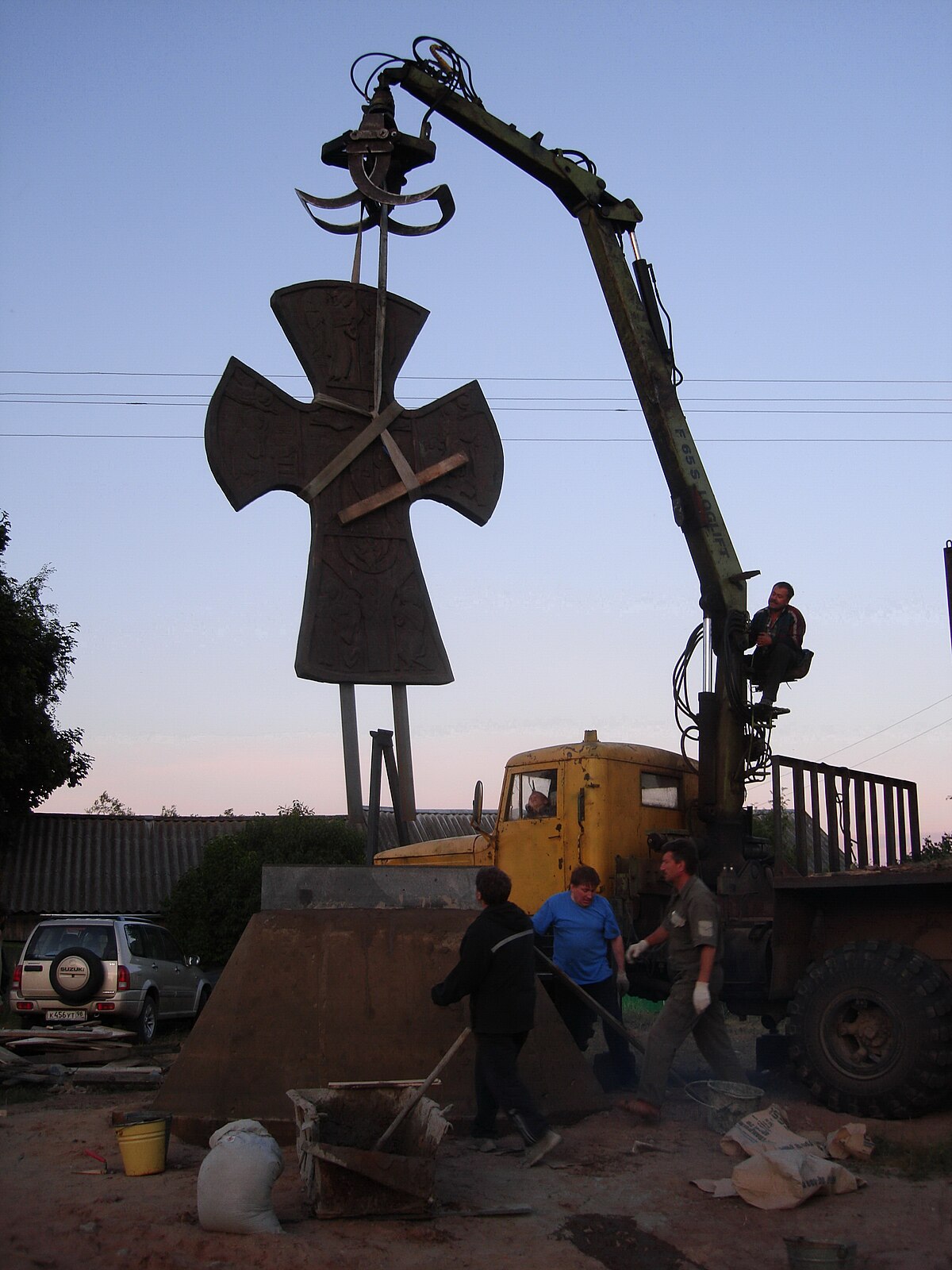 Файл:Mounting of commemorative cross in Kobylie Gorodishe.jpg — Википедия