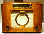Polski: Radioodbiornik Philips z 1938 roku (wyprodukowany w Warszawie) w Muzeum Nowoczesności w Olsztynie