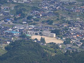 恵那山から望む中津川市立落合小学校（2017年6月3日撮影）