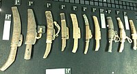 大阪府吹田市の国立民族学博物館に展示されている各種のアイヌマキリ