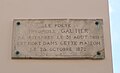 Pamětní deska na domě, v kterém zemřel (Rue de Longchamp; Neuilly-sur-Seine)