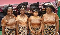 Nigériai asszonyok ünnepi viseletben
