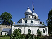 Pyhän Nikolaoksen kirkko (1412, uudelleenrak. 1777) Porhovin kremlin muurin kyljessä