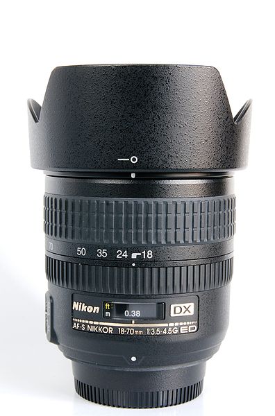 396px-Nikon_AF-S_DX_18-70mm_f3.5-4.5G_ED-IF_with_HB-32.jpg