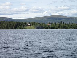 Utsikt över Sáddájávrre med Norra Bergnäs kapell.