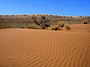 เนินทรายสีแดงและสีขาวใน Kalahari ใกล้ชายแดนนามิเบีย