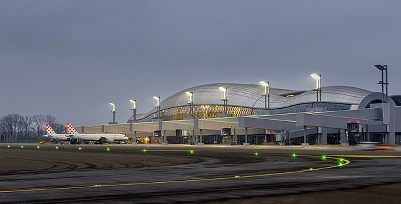 File:Novi terminal Međunarodne Zračne luke Zagreb.jpg