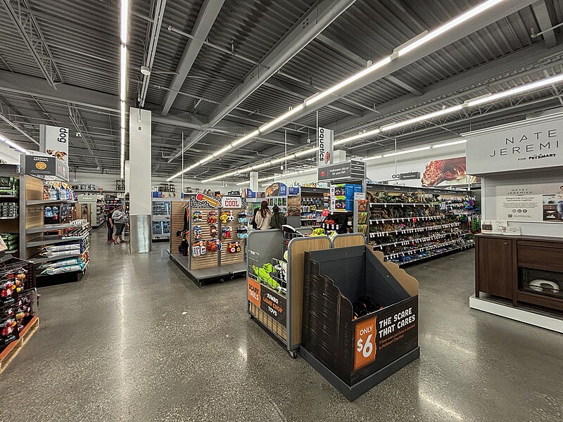 File:Oakville Place Pet Smart interior 2023.jpg