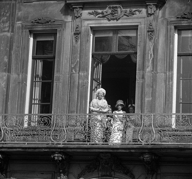 File:Opening Staten Generaal , koningin Juliana en Prinses Beatrix op balkon, Bestanddeelnr 916-8806.jpg