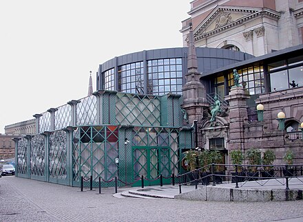 The Opera House contains the well-renowned restaurant Operakällaren, with lower-cost departments Operabaren and Bakfickan as well as the classical nightclub Café Opera, and the Strömterrassen café.
