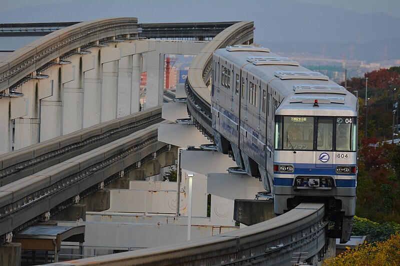 File:Osaka Monorail 1000 seriesBampaku-kinenkōen Station 2019-11-17 (49926445433).jpg