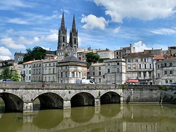 Le centre-ville de Niort vu depuis les quais de la Sèvre Niortaise.