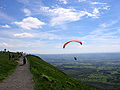 Français : Parapentistes décolant du sommet English: Paragliders taking off the top