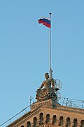 Drapeau de la Russie flottant sur la gare de Paris-Est en l'honneur du jumelage avec la gare de Biélorussie.