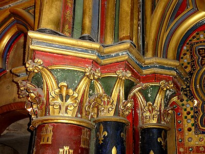 Kapel bawah, modal kolom di balik front barat. Kastil dan simbol fleur-de-lis yang terlihat di kolom ini, ditemukan di seluruh kapel, berkaitan dengan dua keluarga kerajaan tempat Louis IX diturunkan (Capet fleur-de-lis melalui ayahnya , Louis VIII dari Prancis, dan kastil Kastil melalui ibunya, Blanche dari Kastilia).