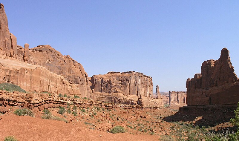 File:Park Avenue in Arches NP.jpeg