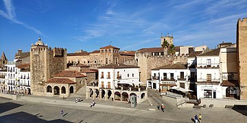 Plein Plaza Mayor Arco yn Cáceres.